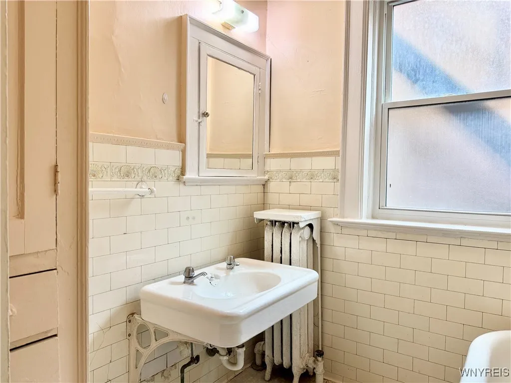 246 Bryant Street 2a, Buffalo, New York 14222, Buffalo, New York 14222, 2 Bedrooms Bedrooms, 5 Rooms Rooms,1 BathroomBathrooms,Residential Lease,Closed,246 Bryant Street 2a, Buffalo, New York 14222,B1612600
