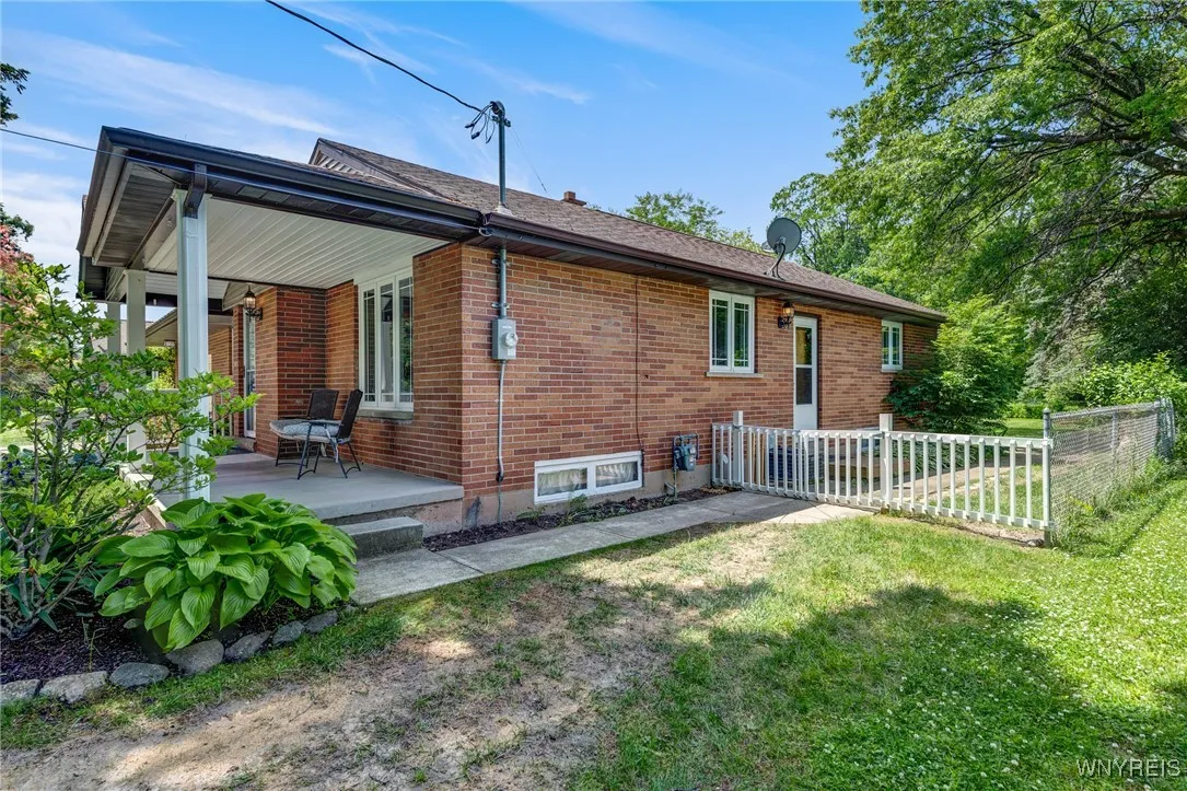5092 Dana Drive, Lewiston, New York 14092, Lewiston, New York 14092, 3 Bedrooms Bedrooms, 9 Rooms Rooms,2 BathroomsBathrooms,Residential,For Sale,5092 Dana Drive, Lewiston, New York 14092,0,B1612798