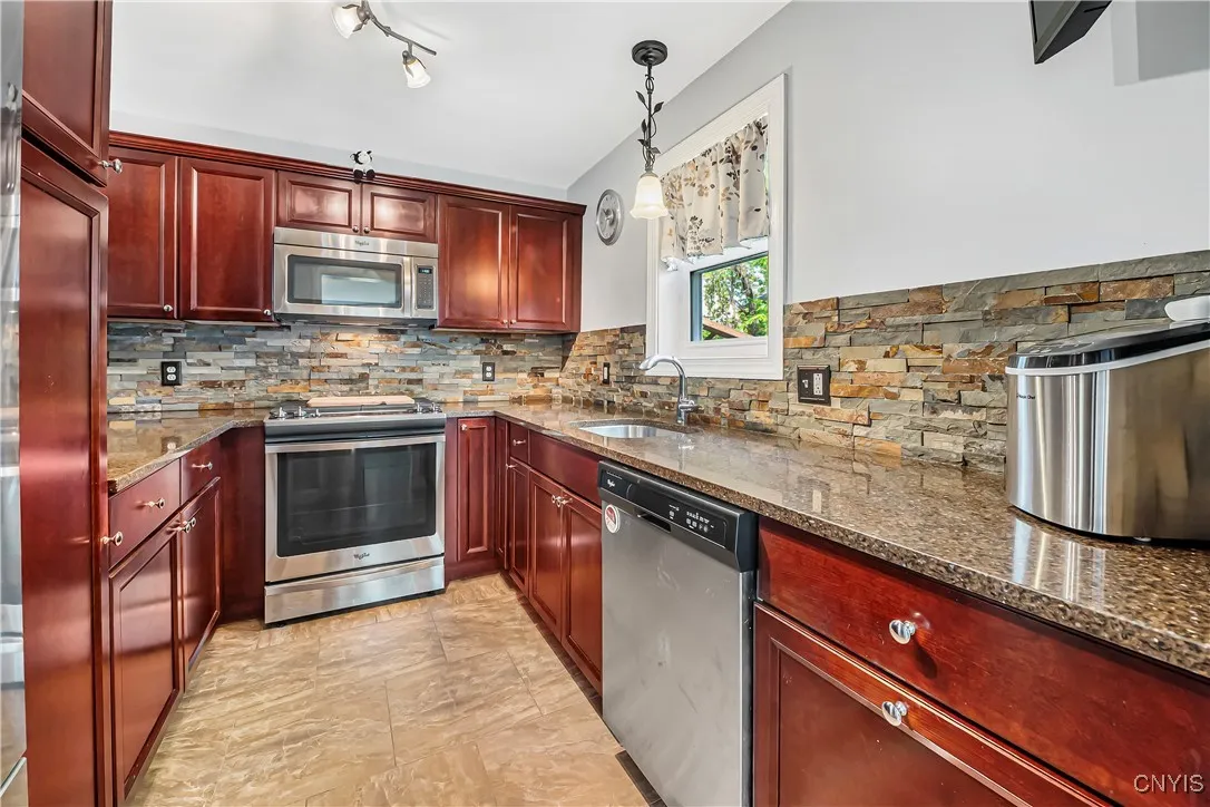 440 Gifford St, Syracuse, New York 13204, Syracuse, New York 13204, 3 Bedrooms Bedrooms, 6 Rooms Rooms,1 BathroomBathrooms,Residential,Closed,440 Gifford St, Syracuse, New York 13204,0,S1612663