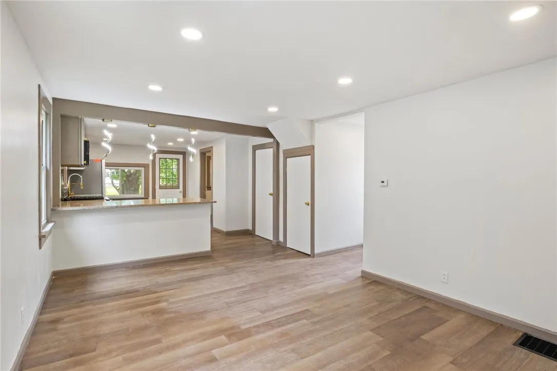 74 Clearview Road, Greece, New York 14616, Greece, New York 14616, 2 Bedrooms Bedrooms, 5 Rooms Rooms,1 BathroomBathrooms,Residential,For Sale,74 Clearview Road, Greece, New York 14616,R1612847
