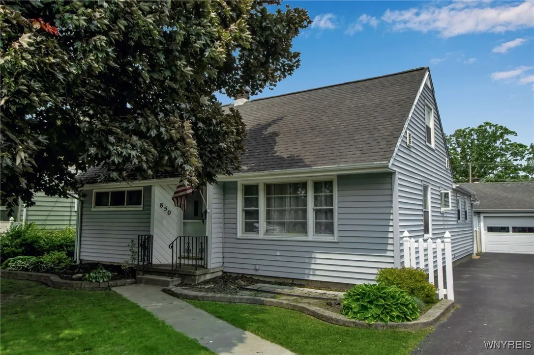 850 Page Avenue, Lewiston, New York 14092, Lewiston, New York 14092, 4 Bedrooms Bedrooms, 9 Rooms Rooms,1 BathroomBathrooms,Residential,Closed,850 Page Avenue, Lewiston, New York 14092,0,B1612421