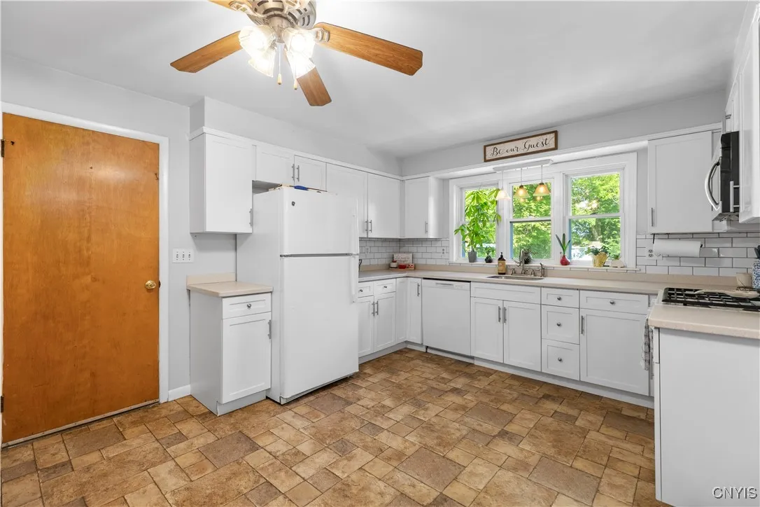 213 Washington Drive, New Hartford, New York 13413, New Hartford, New York 13413, 4 Bedrooms Bedrooms, 6 Rooms Rooms,2 BathroomsBathrooms,Residential,Closed,213 Washington Drive, New Hartford, New York 13413,S1610469