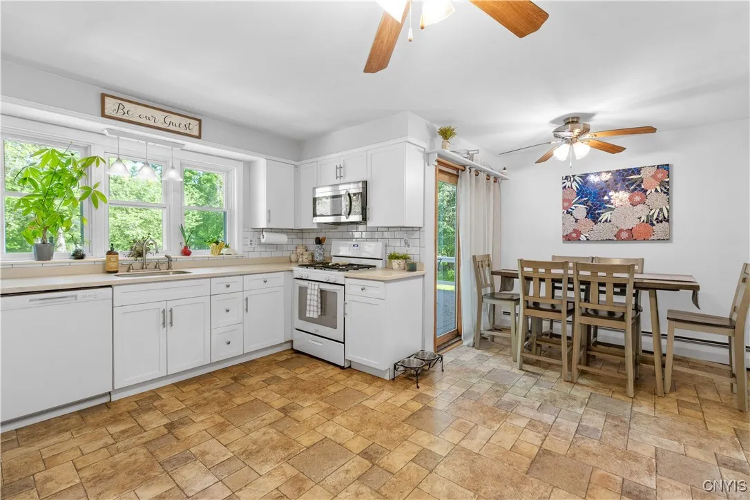 213 Washington Drive, New Hartford, New York 13413, New Hartford, New York 13413, 4 Bedrooms Bedrooms, 6 Rooms Rooms,2 BathroomsBathrooms,Residential,Closed,213 Washington Drive, New Hartford, New York 13413,S1610469