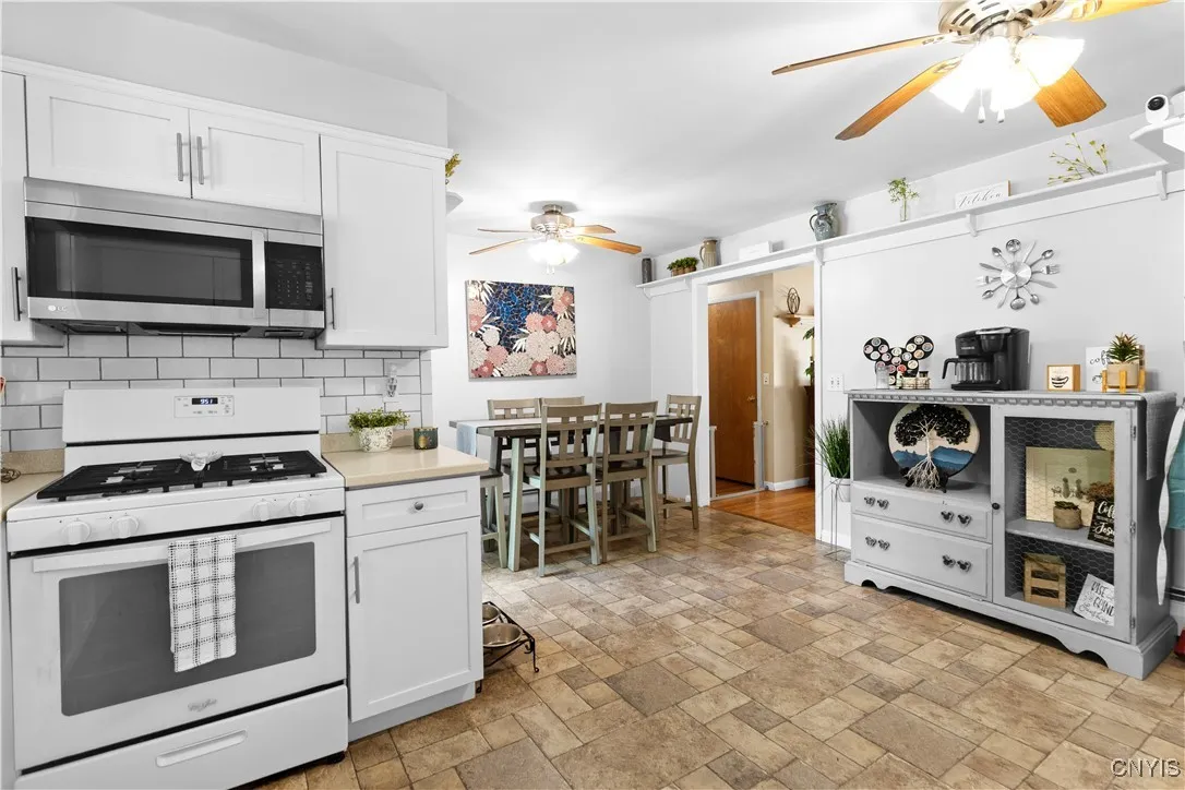 213 Washington Drive, New Hartford, New York 13413, New Hartford, New York 13413, 4 Bedrooms Bedrooms, 6 Rooms Rooms,2 BathroomsBathrooms,Residential,Closed,213 Washington Drive, New Hartford, New York 13413,S1610469