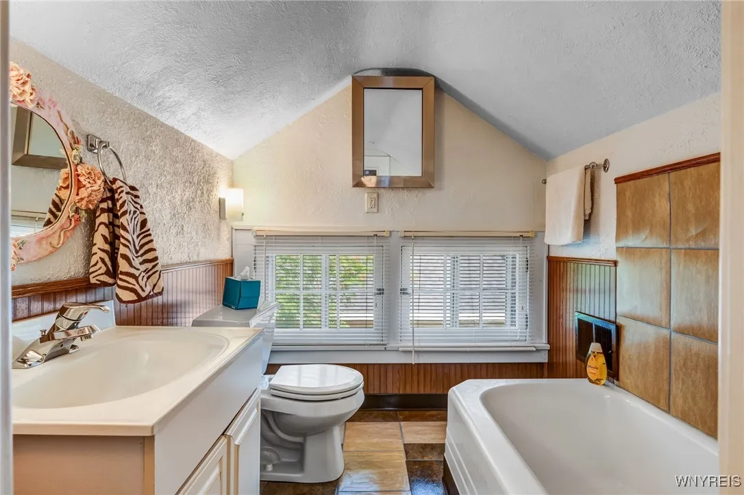8431 West Rivershore Drive, Niagara Falls, New Yor, Niagara Falls, New York 14304, 4 Bedrooms Bedrooms, 10 Rooms Rooms,2 BathroomsBathrooms,Residential,For Sale,8431 West Rivershore Drive, Niagara Falls, New Yor,0,B1612454