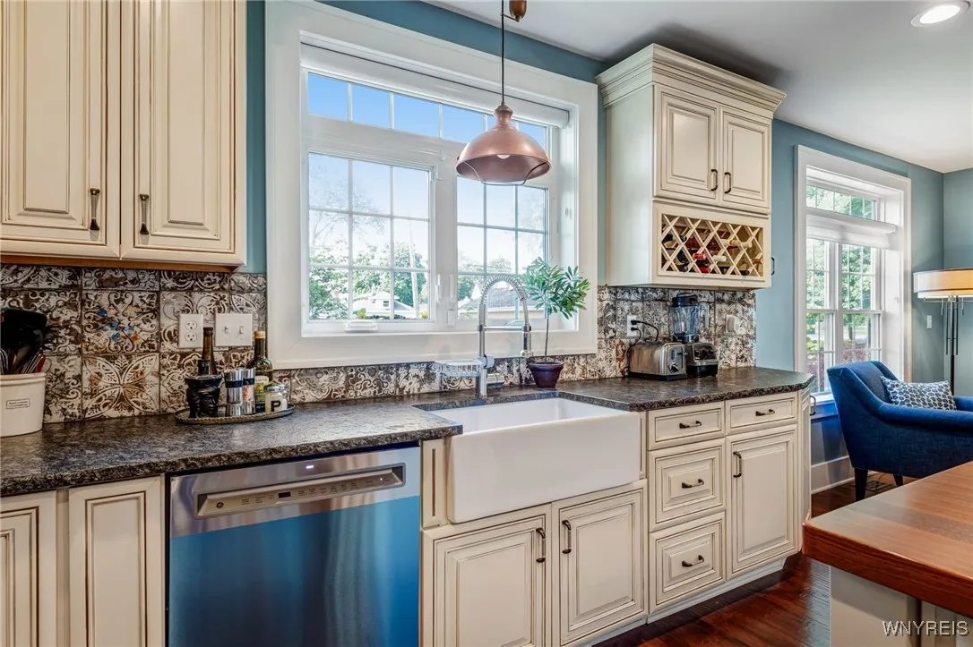 8431 West Rivershore Drive, Niagara Falls, New Yor, Niagara Falls, New York 14304, 4 Bedrooms Bedrooms, 10 Rooms Rooms,2 BathroomsBathrooms,Residential,For Sale,8431 West Rivershore Drive, Niagara Falls, New Yor,0,B1612454