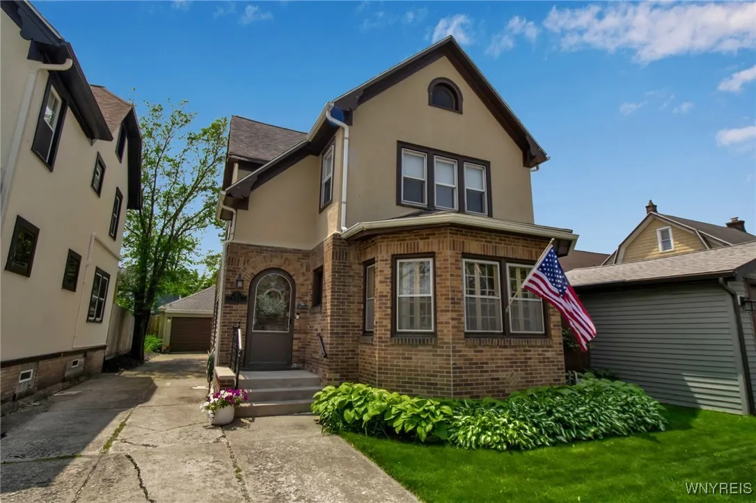 Make 313 Parkwood Avenue your home!