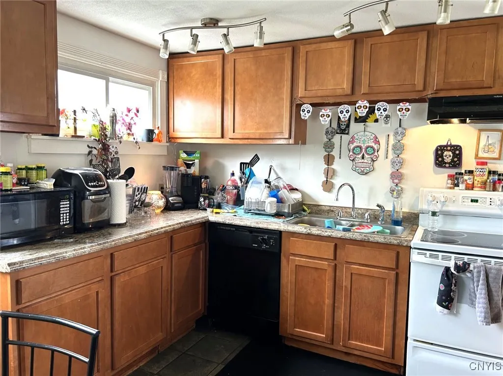 211 Memphis Street, Salina, New York 13088, Salina, New York 13088, 4 Bedrooms Bedrooms, 5 Rooms Rooms,1 BathroomBathrooms,Residential,Closed,211 Memphis Street, Salina, New York 13088,0,S1610815