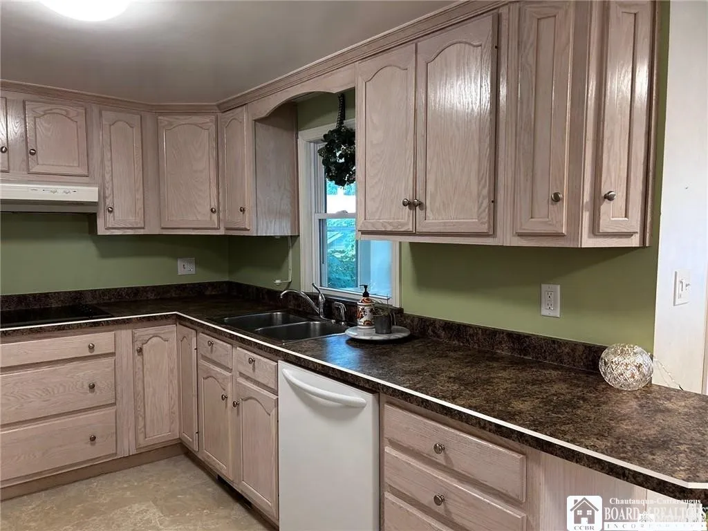 133 East Pearl Street, Wellsville, New York 14895, Wellsville, New York 14895, 5 Bedrooms Bedrooms, 16 Rooms Rooms,2 BathroomsBathrooms,Residential,Closed,133 East Pearl Street, Wellsville, New York 14895,0,R1613000