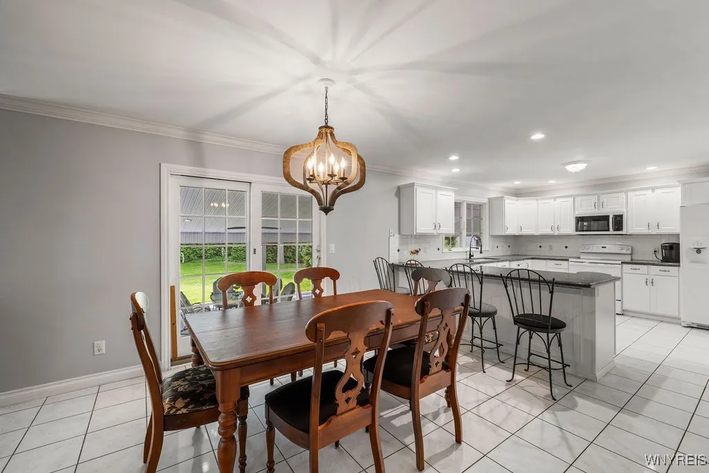 Large eat in area and breakfast bar