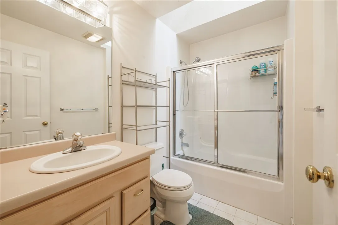 2nd floor full bathroom