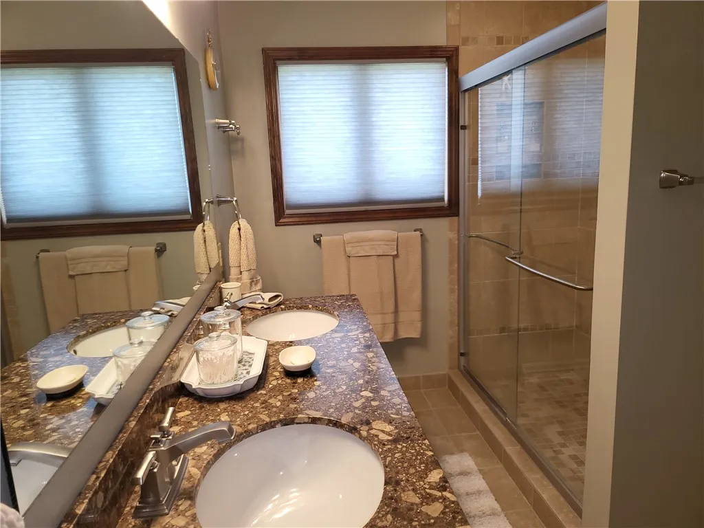 Main floor full bathroom