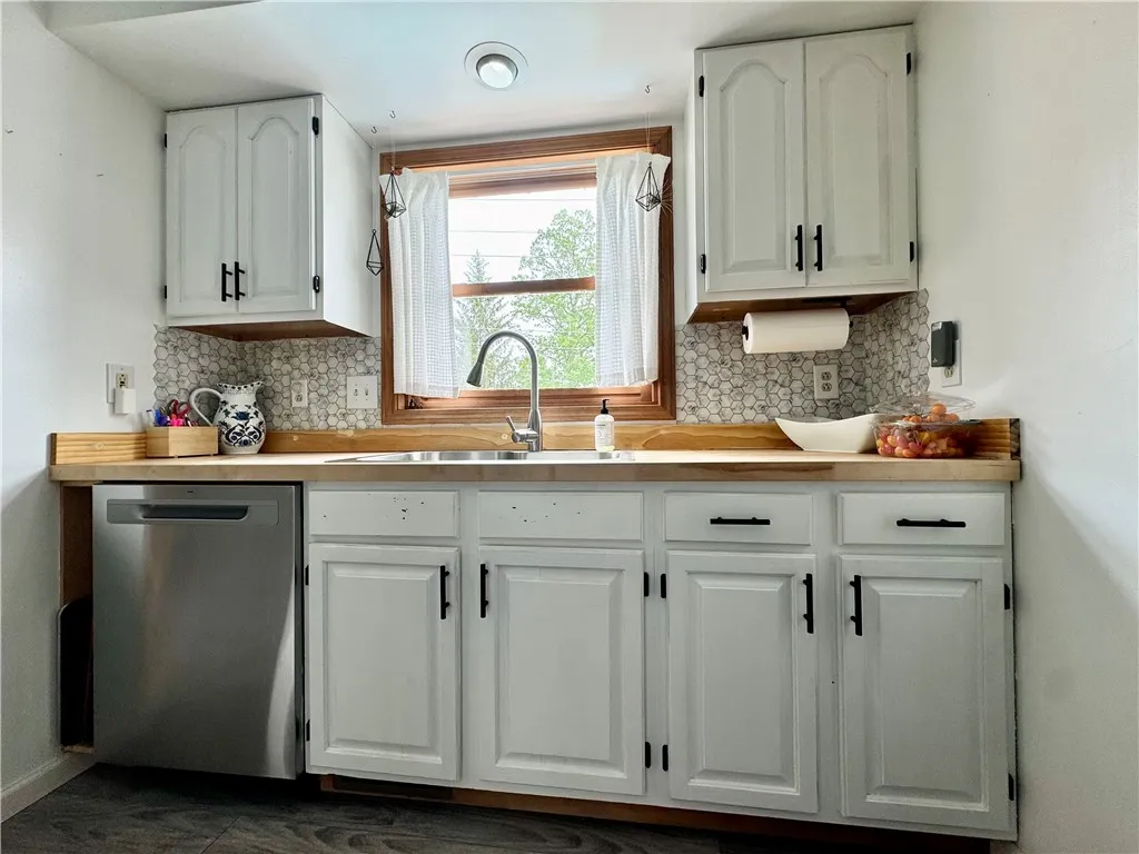 142 Biltmore Drive, Horseheads, New York 14845, Horseheads, New York 14845, 4 Bedrooms Bedrooms, 9 Rooms Rooms,3 BathroomsBathrooms,Residential,Closed,142 Biltmore Drive, Horseheads, New York 14845,0,R1613121