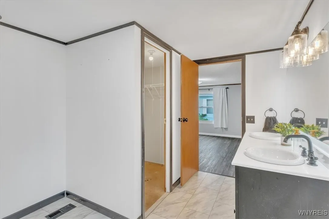 1172 Underwood Court, Lockport Town, New York 1409, Lockport Town, New York 14094, 3 Bedrooms Bedrooms, 8 Rooms Rooms,2 BathroomsBathrooms,Residential,For Sale,1172 Underwood Court, Lockport Town, New York 1409,0,B1613092