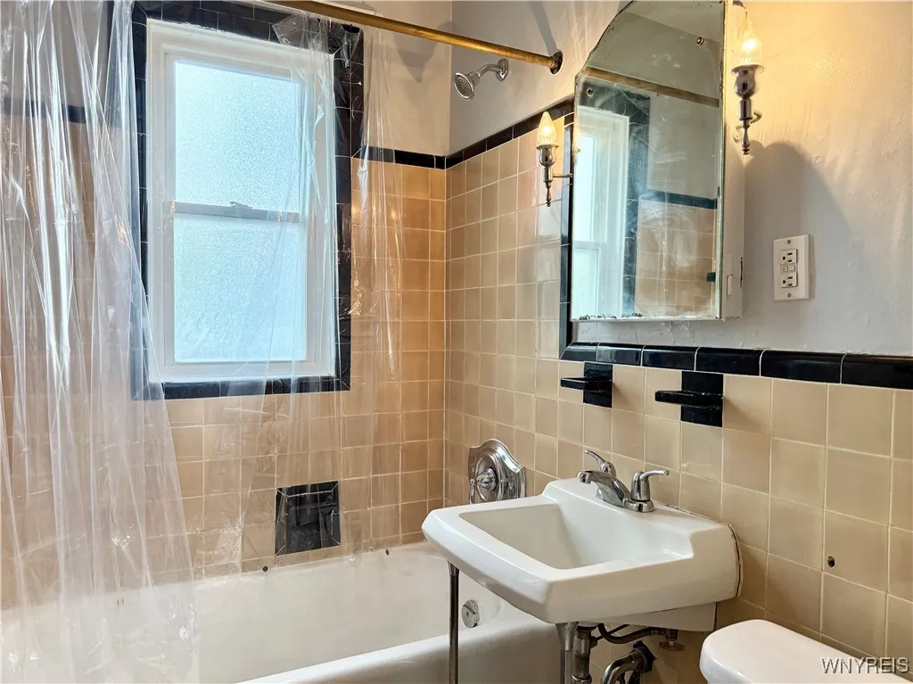 234 Crescent Avenue 8, Buffalo, New York 14214, Buffalo, New York 14214, 1 Bedroom Bedrooms, 5 Rooms Rooms,1 BathroomBathrooms,Residential Lease,Closed,234 Crescent Avenue 8, Buffalo, New York 14214,B1611852