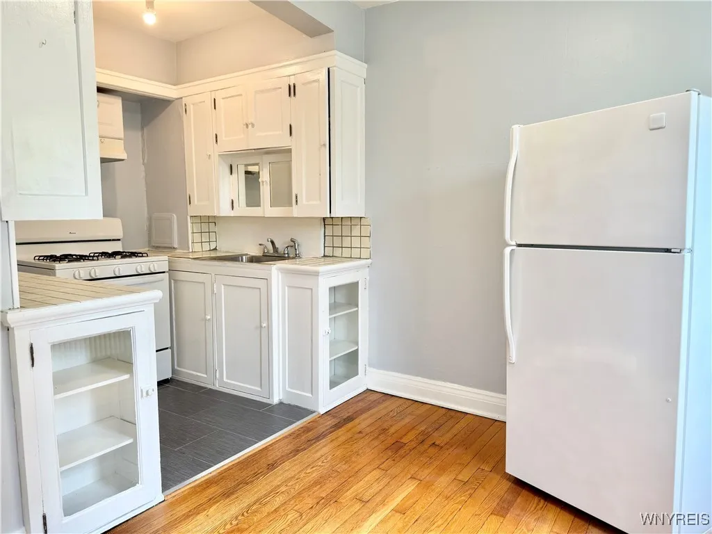 234 Crescent Avenue 8, Buffalo, New York 14214, Buffalo, New York 14214, 1 Bedroom Bedrooms, 5 Rooms Rooms,1 BathroomBathrooms,Residential Lease,Closed,234 Crescent Avenue 8, Buffalo, New York 14214,B1611852