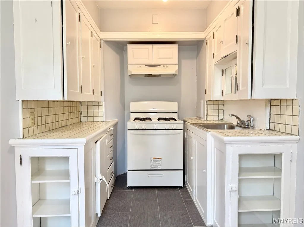 234 Crescent Avenue 8, Buffalo, New York 14214, Buffalo, New York 14214, 1 Bedroom Bedrooms, 5 Rooms Rooms,1 BathroomBathrooms,Residential Lease,Closed,234 Crescent Avenue 8, Buffalo, New York 14214,B1611852