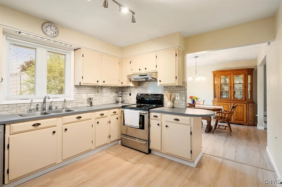 1 Christopher Circle, New Hartford, New York 13413, New Hartford, New York 13413, 3 Bedrooms Bedrooms, 7 Rooms Rooms,2 BathroomsBathrooms,Residential,Closed,1 Christopher Circle, New Hartford, New York 13413,S1610262