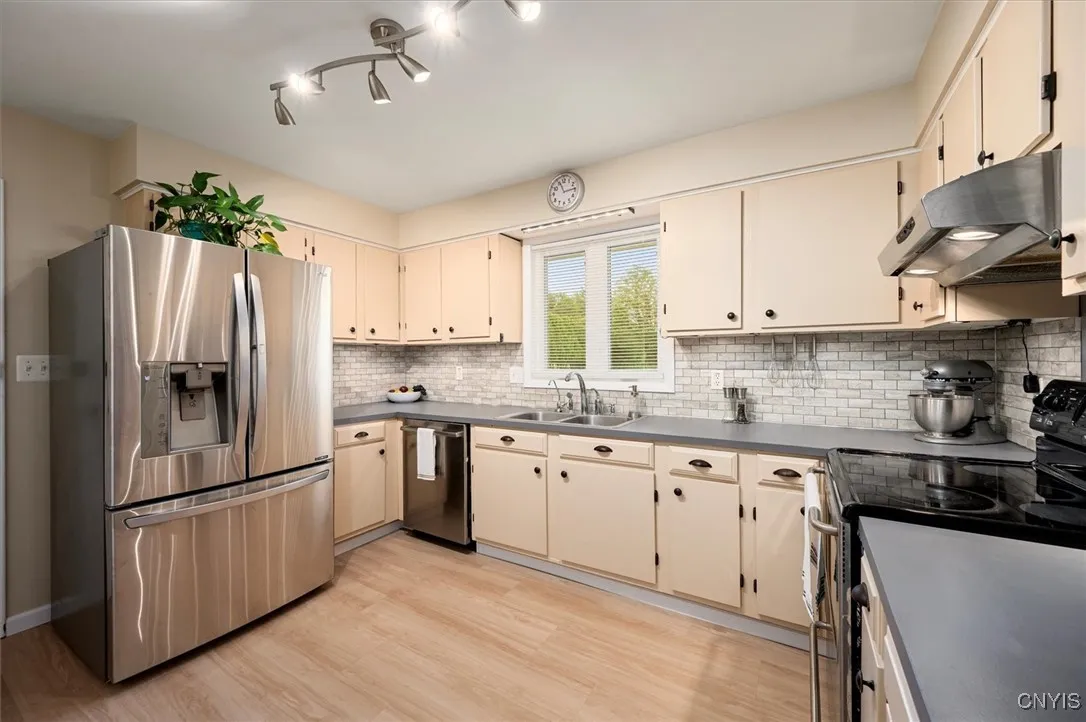 1 Christopher Circle, New Hartford, New York 13413, New Hartford, New York 13413, 3 Bedrooms Bedrooms, 7 Rooms Rooms,2 BathroomsBathrooms,Residential,Closed,1 Christopher Circle, New Hartford, New York 13413,S1610262