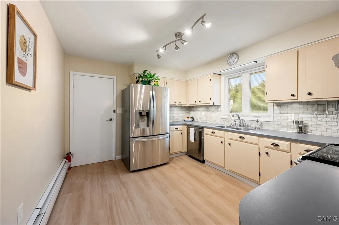 1 Christopher Circle, New Hartford, New York 13413, New Hartford, New York 13413, 3 Bedrooms Bedrooms, 7 Rooms Rooms,2 BathroomsBathrooms,Residential,Closed,1 Christopher Circle, New Hartford, New York 13413,S1610262