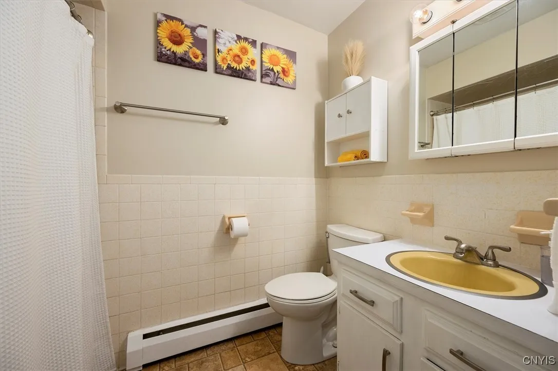 1 Christopher Circle, New Hartford, New York 13413, New Hartford, New York 13413, 3 Bedrooms Bedrooms, 7 Rooms Rooms,2 BathroomsBathrooms,Residential,Closed,1 Christopher Circle, New Hartford, New York 13413,S1610262