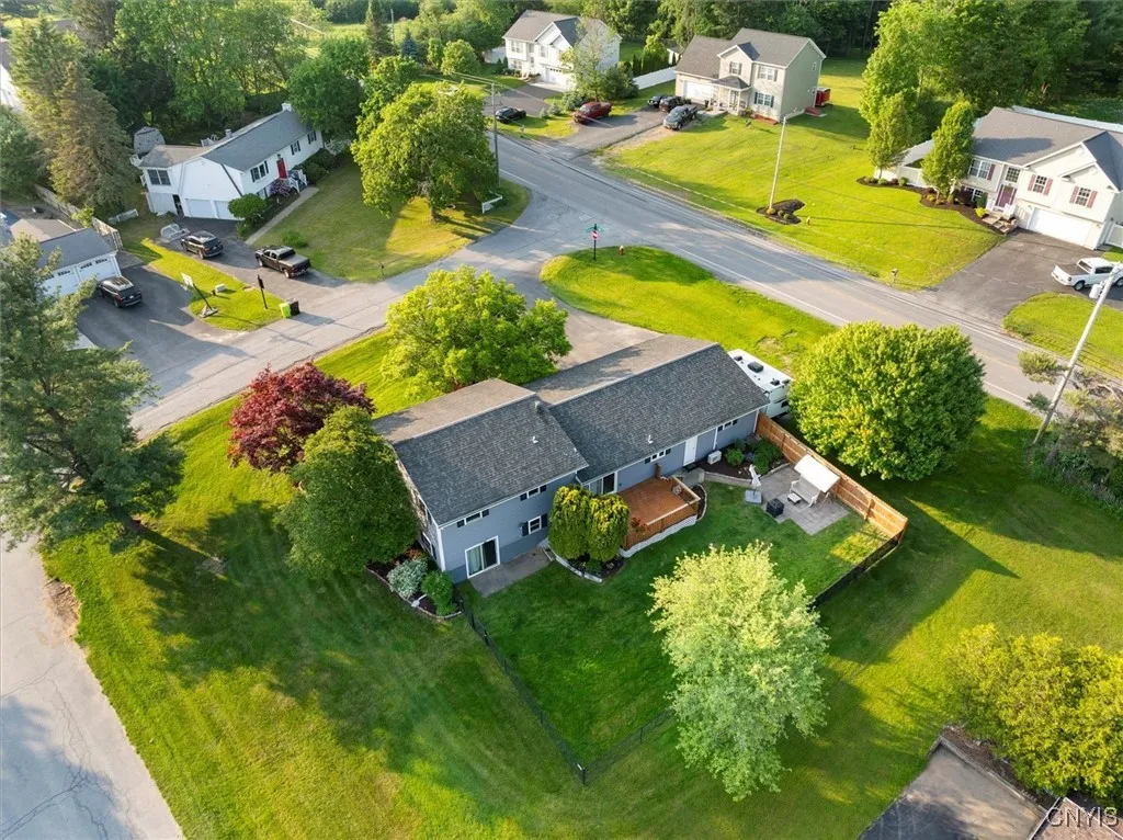 1 Christopher Circle, New Hartford, New York 13413, New Hartford, New York 13413, 3 Bedrooms Bedrooms, 7 Rooms Rooms,2 BathroomsBathrooms,Residential,Closed,1 Christopher Circle, New Hartford, New York 13413,S1610262