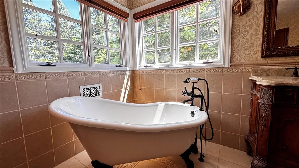 11 Sunrise Park, Pittsford, New York 14534, Pittsford, New York 14534, 4 Bedrooms Bedrooms, 11 Rooms Rooms,3 BathroomsBathrooms,Residential,For Sale,11 Sunrise Park, Pittsford, New York 14534,R1612175