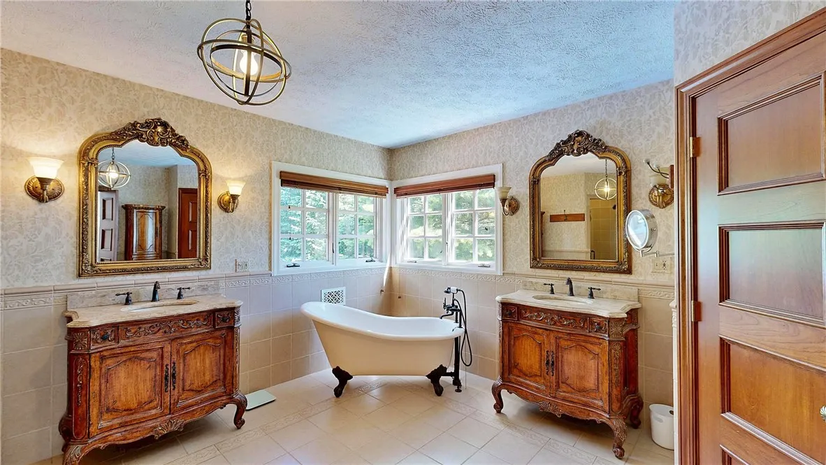 11 Sunrise Park, Pittsford, New York 14534, Pittsford, New York 14534, 4 Bedrooms Bedrooms, 11 Rooms Rooms,3 BathroomsBathrooms,Residential,For Sale,11 Sunrise Park, Pittsford, New York 14534,R1612175
