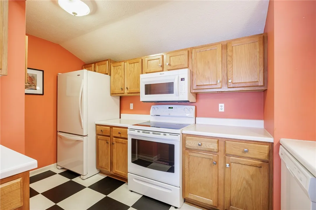 26-8 Great Wood Court, Perinton, New York 14450, Perinton, New York 14450, 1 Bedroom Bedrooms, 4 Rooms Rooms,1 BathroomBathrooms,Residential,Closed,26-8 Great Wood Court, Perinton, New York 14450,0,R1612038