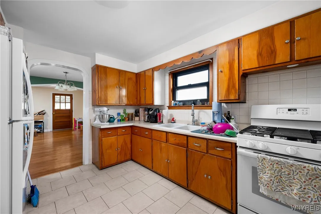 104 Lyndale Avenue, Tonawanda-town, New York 14223, Tonawanda, New York 14223, 6 Bedrooms Bedrooms, ,2 BathroomsBathrooms,Residential,Closed,104 Lyndale Avenue, Tonawanda-town, New York 14223,B1613300