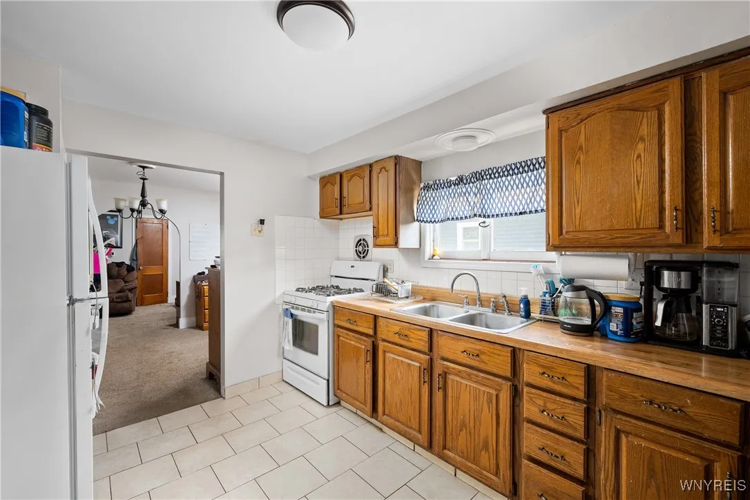 104 Lyndale Avenue, Tonawanda-town, New York 14223, Tonawanda, New York 14223, 6 Bedrooms Bedrooms, ,2 BathroomsBathrooms,Residential,Closed,104 Lyndale Avenue, Tonawanda-town, New York 14223,B1613300