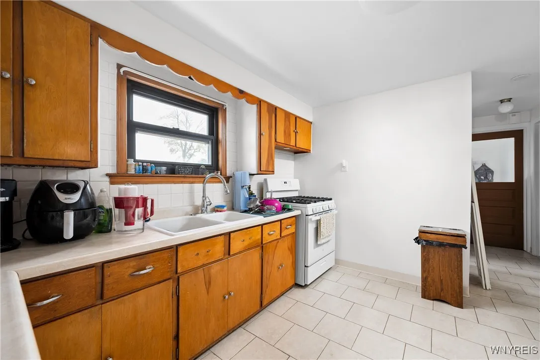 104 Lyndale Avenue, Tonawanda-town, New York 14223, Tonawanda, New York 14223, 6 Bedrooms Bedrooms, ,2 BathroomsBathrooms,Residential,Closed,104 Lyndale Avenue, Tonawanda-town, New York 14223,B1613300