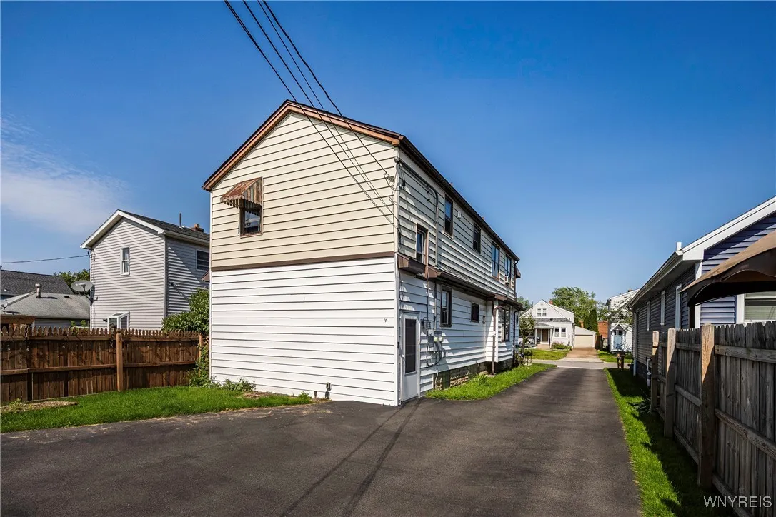 104 Lyndale Avenue, Tonawanda-town, New York 14223, Tonawanda, New York 14223, 6 Bedrooms Bedrooms, ,2 BathroomsBathrooms,Residential,Closed,104 Lyndale Avenue, Tonawanda-town, New York 14223,B1613300
