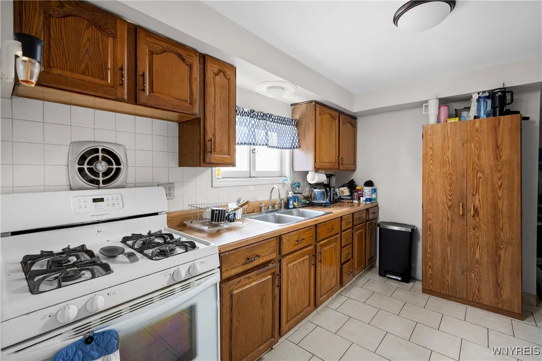 104 Lyndale Avenue, Tonawanda-town, New York 14223, Tonawanda, New York 14223, 6 Bedrooms Bedrooms, ,2 BathroomsBathrooms,Residential,Closed,104 Lyndale Avenue, Tonawanda-town, New York 14223,B1613300