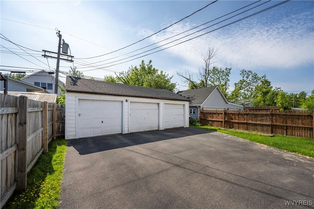 104 Lyndale Avenue, Tonawanda-town, New York 14223, Tonawanda, New York 14223, 6 Bedrooms Bedrooms, ,2 BathroomsBathrooms,Residential,Closed,104 Lyndale Avenue, Tonawanda-town, New York 14223,B1613300