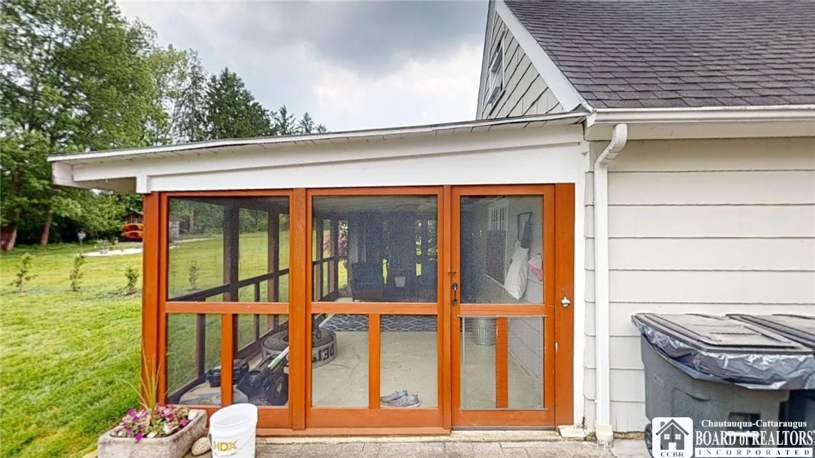 Screened in porch/patio