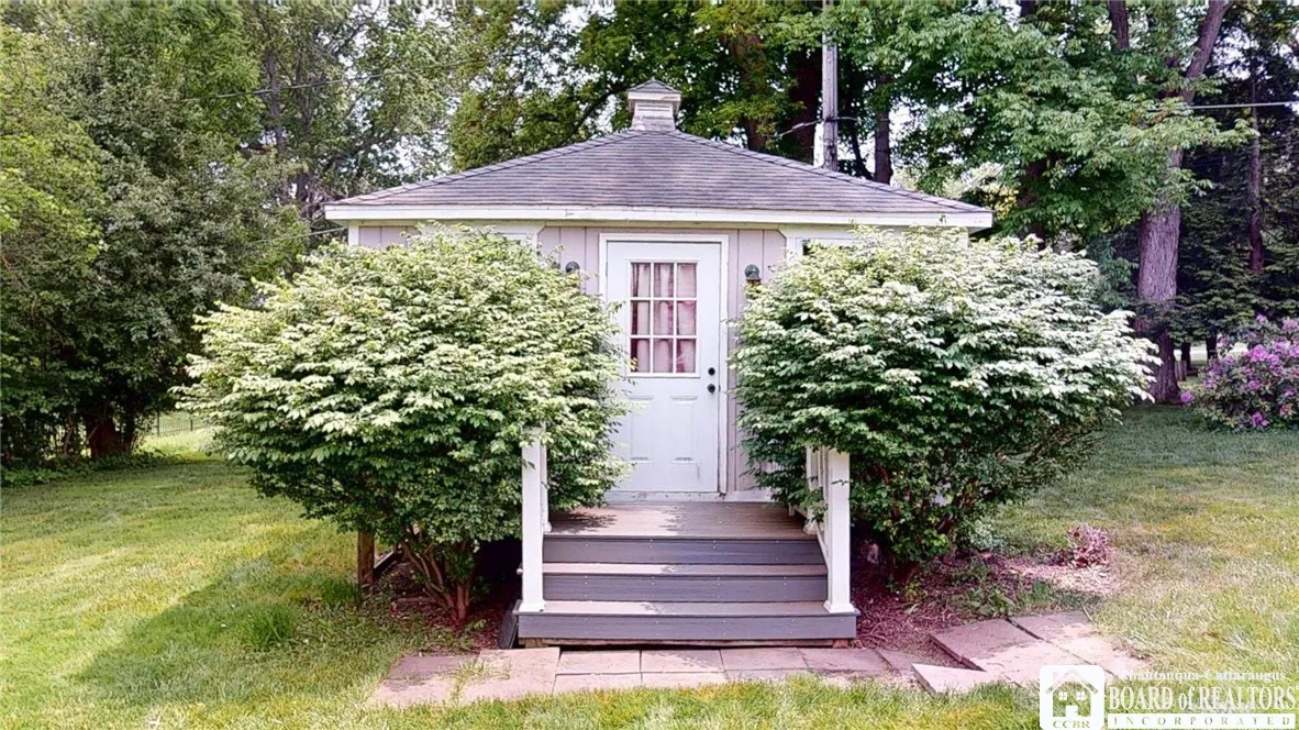 Finished outbuilding for studio or playhouse