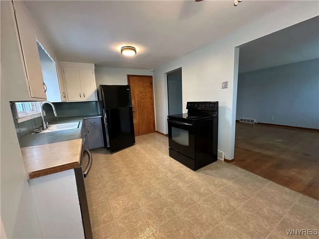 425 Brighton Road, Tonawanda-town, New York 14150, Tonawanda, New York 14150, 5 Bedrooms Bedrooms, ,2 BathroomsBathrooms,Residential,Closed,425 Brighton Road, Tonawanda-town, New York 14150,B1613710