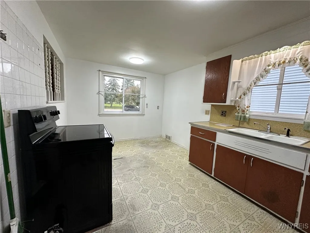 425 Brighton Road, Tonawanda-town, New York 14150, Tonawanda, New York 14150, 5 Bedrooms Bedrooms, ,2 BathroomsBathrooms,Residential,Closed,425 Brighton Road, Tonawanda-town, New York 14150,B1613710