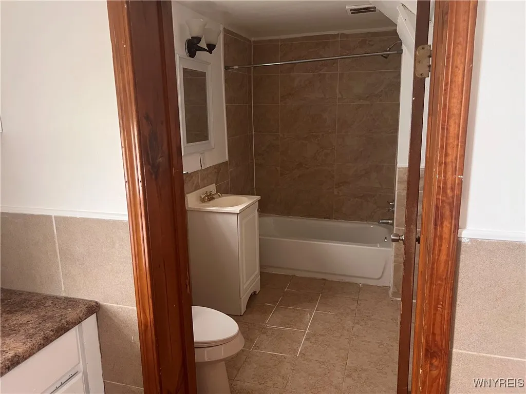 749 South Ogden Street E, Buffalo, New York 14206, Buffalo, New York 14206, 2 Bedrooms Bedrooms, 6 Rooms Rooms,1 BathroomBathrooms,Residential Lease,For Rent,749 South Ogden Street E, Buffalo, New York 14206,B1613492
