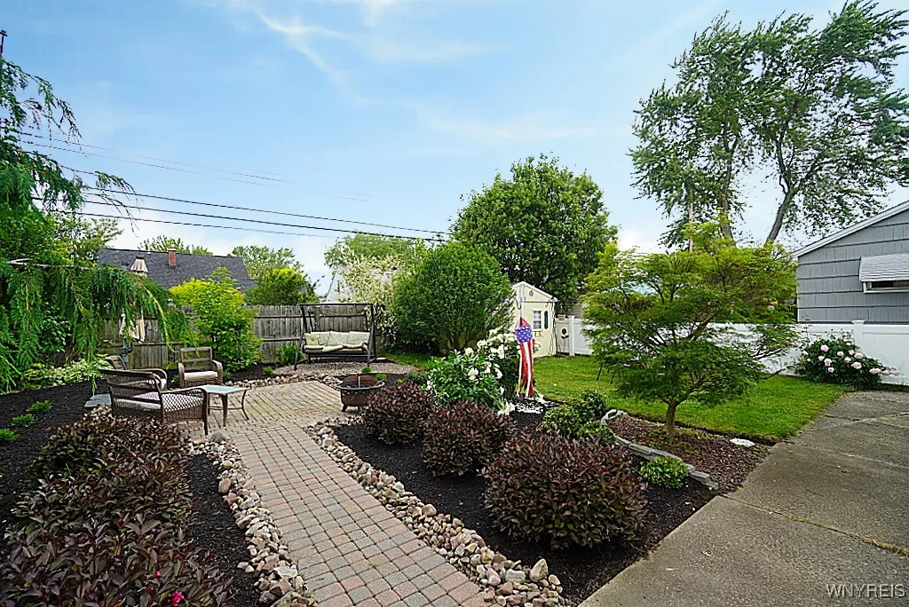 39 Sherwin Drive, Tonawanda-town, New York 14150, Tonawanda, New York 14150, 3 Bedrooms Bedrooms, 7 Rooms Rooms,1 BathroomBathrooms,Residential,Closed,39 Sherwin Drive, Tonawanda-town, New York 14150,0,B1613730