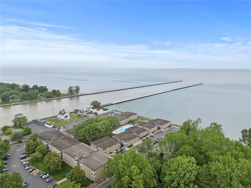 406 Westage At The Harbor, Irondequoit, New York 1, Irondequoit, New York 14617, 2 Bedrooms Bedrooms, 5 Rooms Rooms,1 BathroomBathrooms,Residential,Closed,406 Westage At The Harbor, Irondequoit, New York 1,R1611577