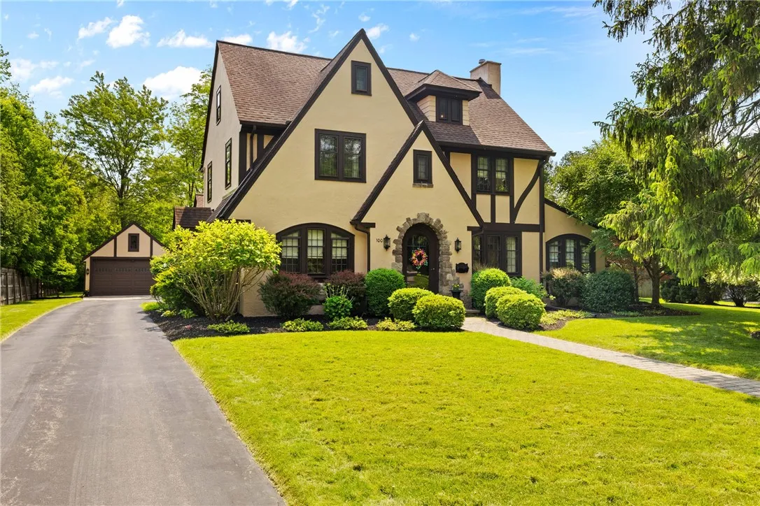 Unmatched convenience with quick access to downtown Rochester, making commuting and city outings effortless. Residents also enjoy proximity to boutique shops, restaurants, and parks, blending suburban charm with urban accessibility.