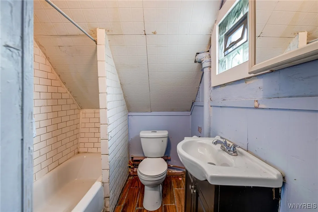 204 Reed Street, Buffalo, New York 14211, Buffalo, New York 14211, 5 Bedrooms Bedrooms, 7 Rooms Rooms,2 BathroomsBathrooms,Residential,Closed,204 Reed Street, Buffalo, New York 14211,0,B1614081