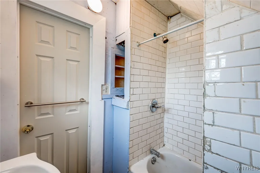 204 Reed Street, Buffalo, New York 14211, Buffalo, New York 14211, 5 Bedrooms Bedrooms, 7 Rooms Rooms,2 BathroomsBathrooms,Residential,Closed,204 Reed Street, Buffalo, New York 14211,0,B1614081