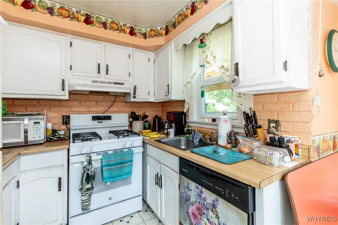 7084 Versailles Road, Evans, New York 14047, Evans, New York 14047, 2 Bedrooms Bedrooms, 7 Rooms Rooms,1 BathroomBathrooms,Residential,Closed,7084 Versailles Road, Evans, New York 14047,0,B1613510