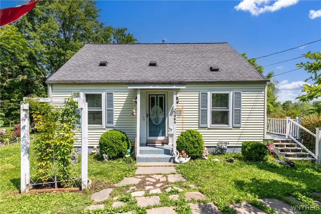 7084 Versailles Road, Evans, New York 14047, Evans, New York 14047, 2 Bedrooms Bedrooms, 7 Rooms Rooms,1 BathroomBathrooms,Residential,Closed,7084 Versailles Road, Evans, New York 14047,0,B1613510