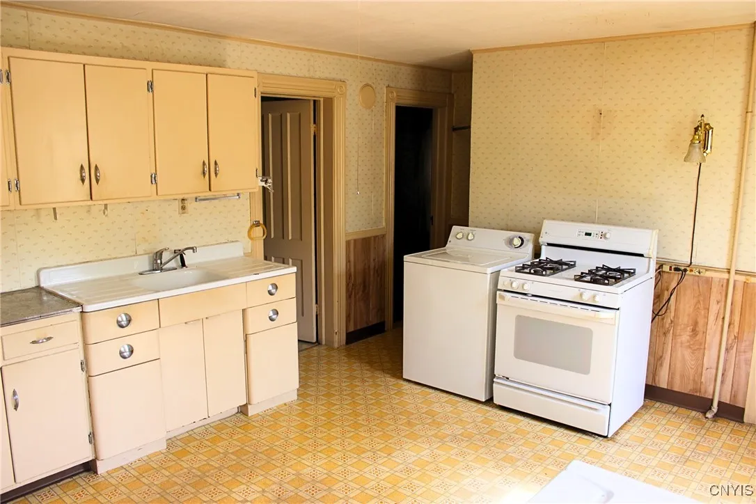 1106 Orchard Street, Utica, New York 13501, Utica, New York 13501, 4 Bedrooms Bedrooms, ,2 BathroomsBathrooms,Residential,Closed,1106 Orchard Street, Utica, New York 13501,0,S1612438