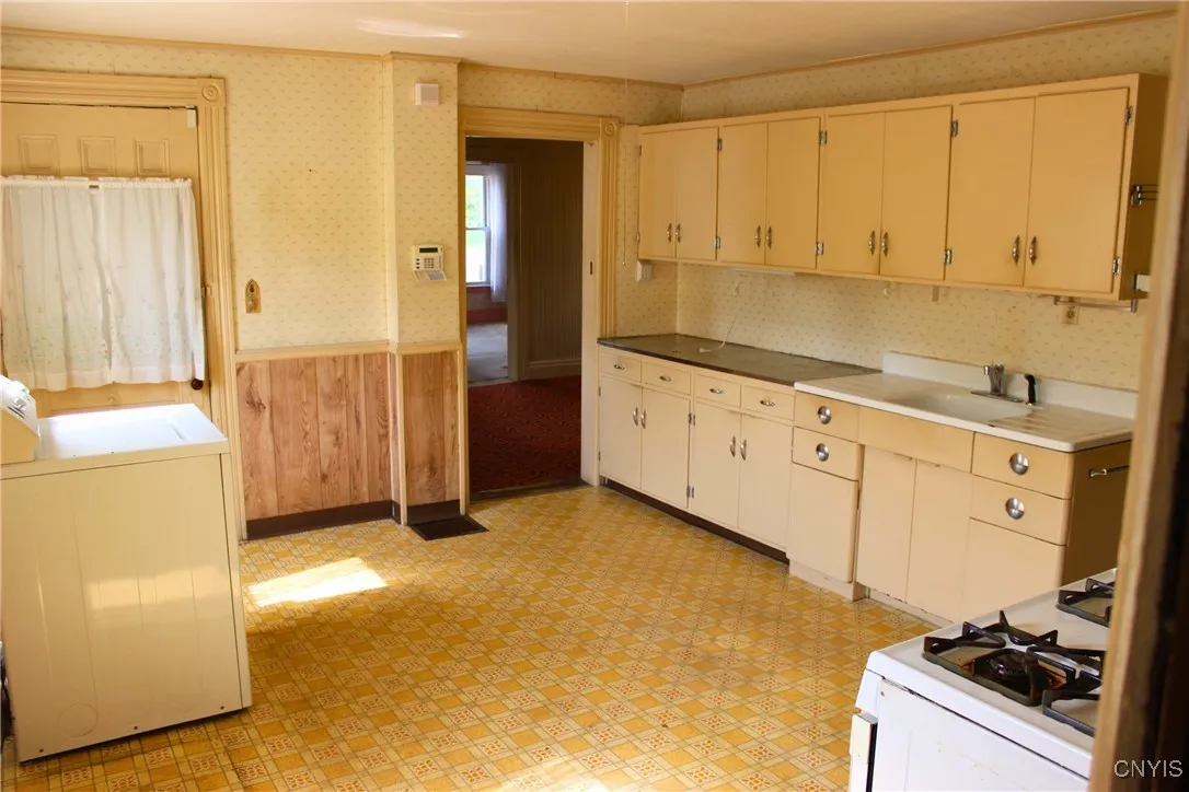 1106 Orchard Street, Utica, New York 13501, Utica, New York 13501, 4 Bedrooms Bedrooms, ,2 BathroomsBathrooms,Residential,Closed,1106 Orchard Street, Utica, New York 13501,0,S1612438