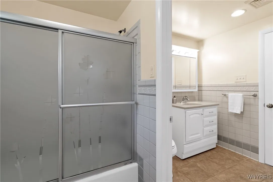 8961 The Fairways, Clarence, New York 14031, Clarence, New York 14031, 4 Bedrooms Bedrooms, 9 Rooms Rooms,1 BathroomBathrooms,Residential,Closed,8961 The Fairways, Clarence, New York 14031,B1614117